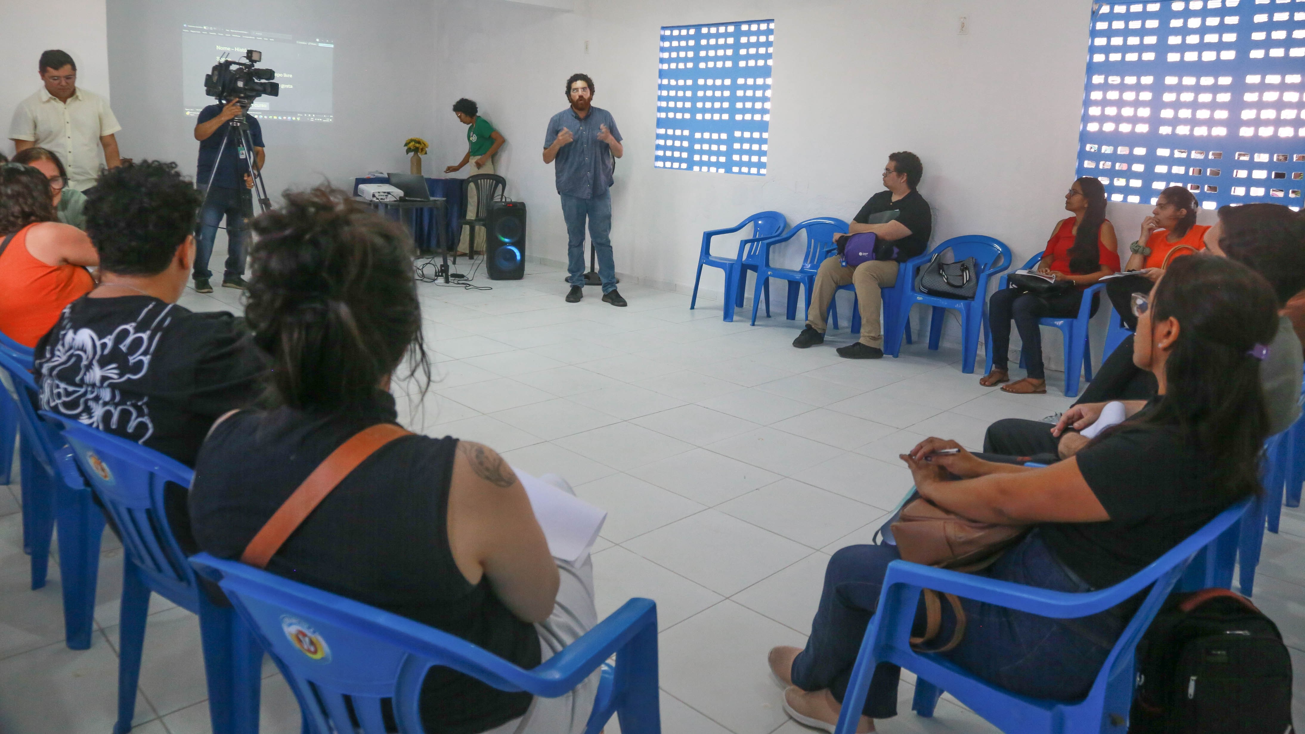 sala de aula do curso, com pessoas sentadas em círculo